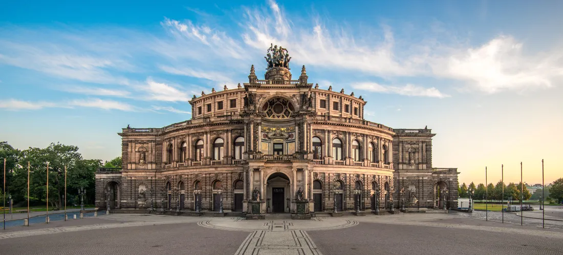 Historische Opernfassade mit klassischer Architektur in einer Großstadt