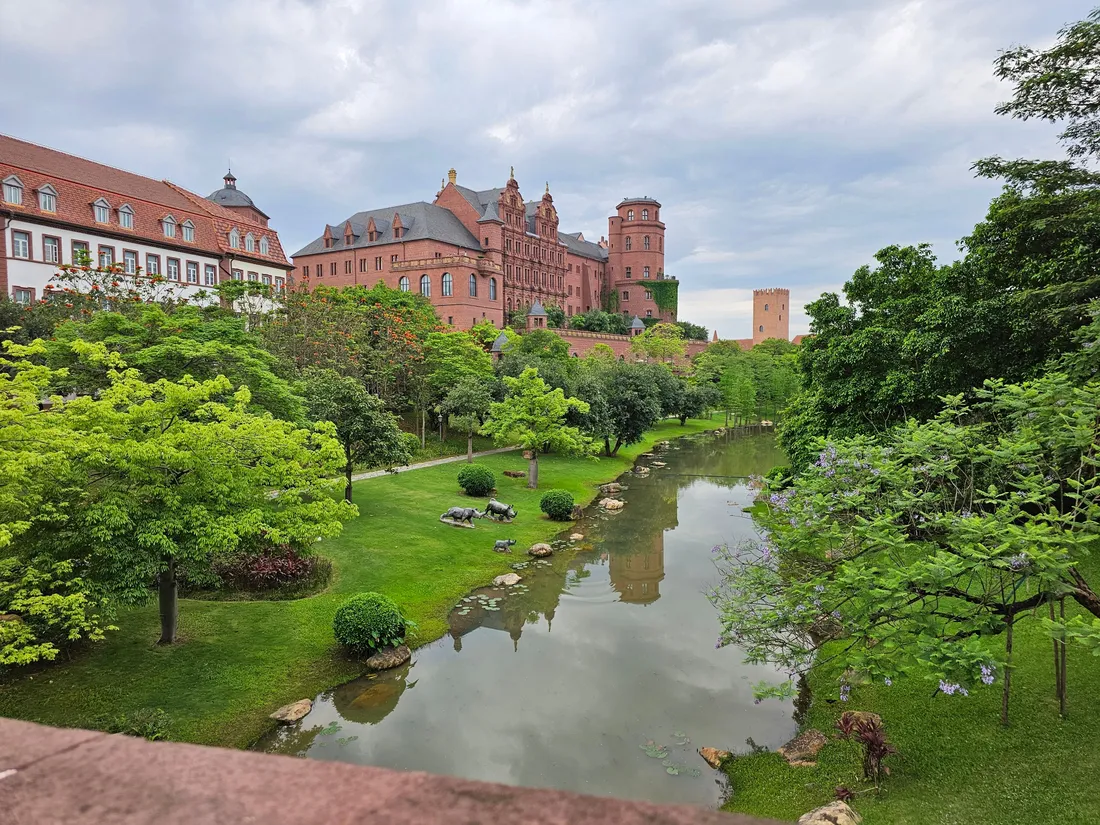 Historisches Schloss mit weitläufiger Parkanlage